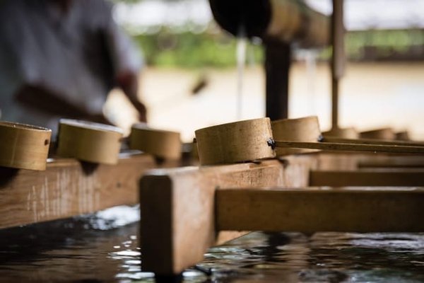 Quelle est la manière la plus esthétique d'intégrer un système de purification d'eau dans une cuisine ouverte ?