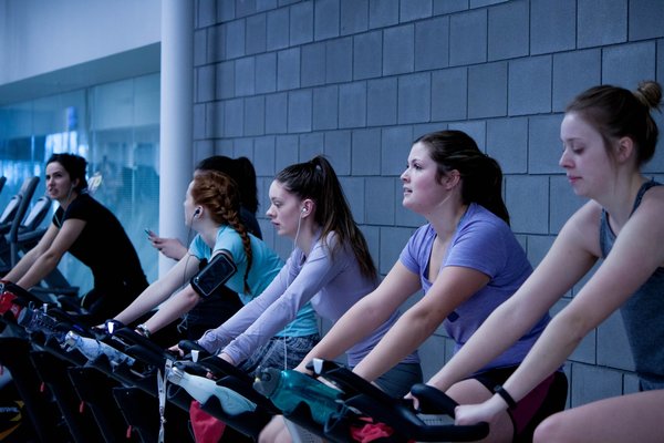 Transformez vos séances de vélo en salle en brûleur de calories ultime avec le spinning.