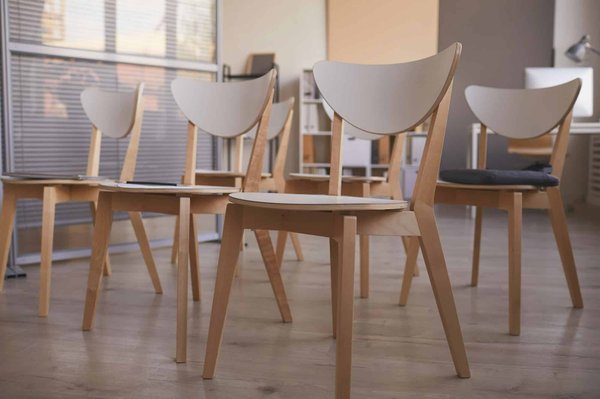 Chaises en bois tendance : élégance et durabilité pour votre décoration intérieure