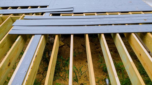 Aménagement extérieur durable et de qualité : les avantages de choisir un kit terrasse composite