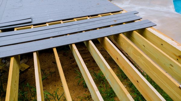 Comment installer des lames de terrasse composite : Conseils pratiques et étapes clés