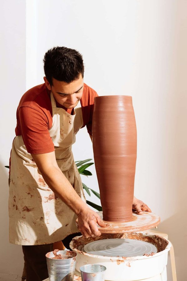 Les avantages et les usages des grands vases à poser au sol dans la décoration intérieure