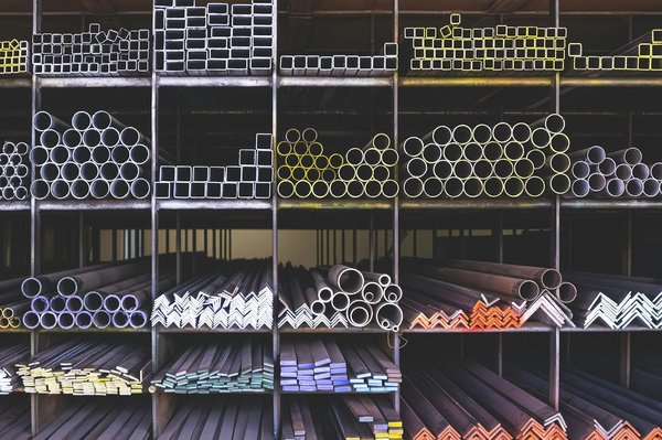 Quelles sont les utilisations courantes des tubes en acier, plaques et fers plats dans l'industrie de la construction ?